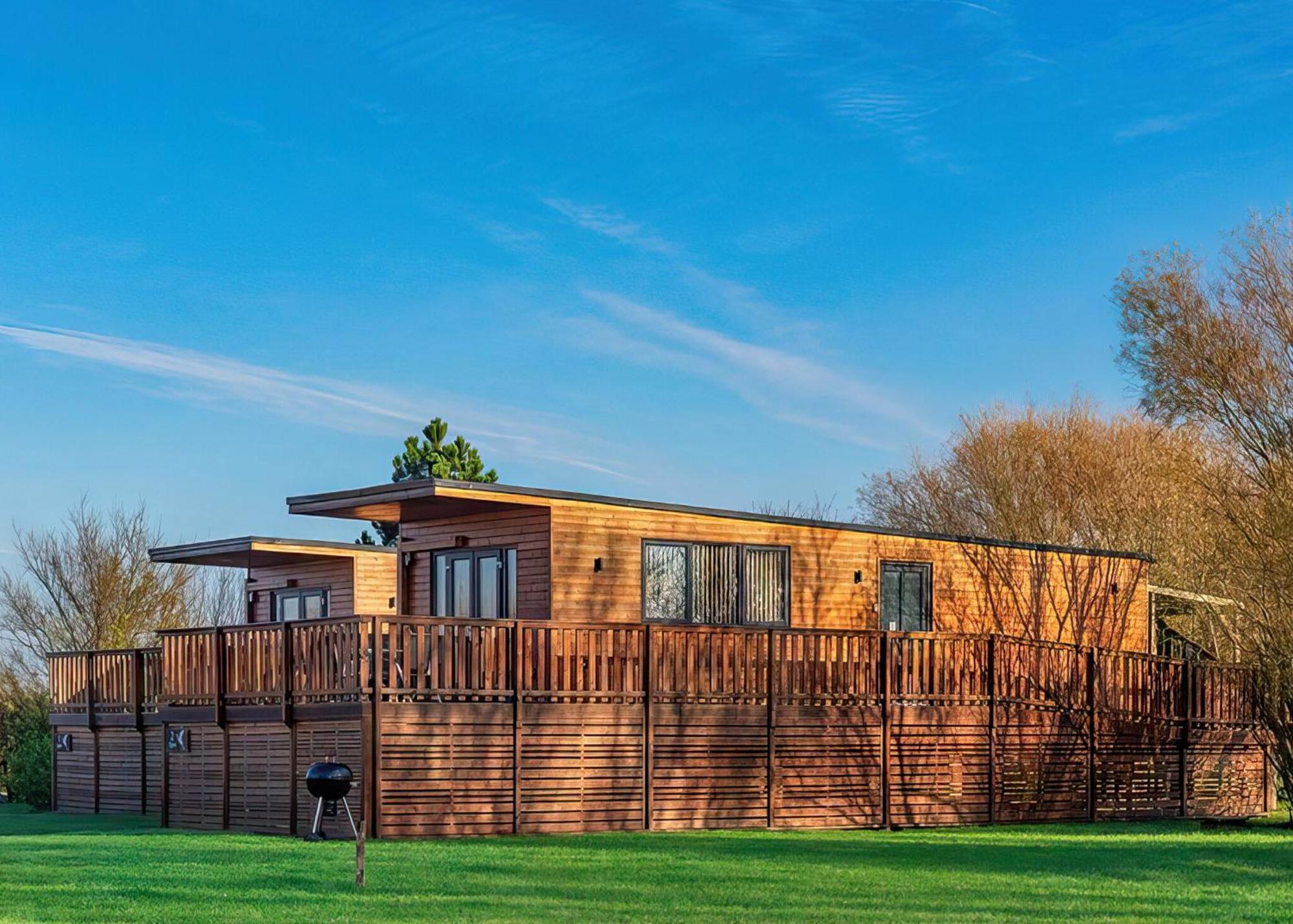 Fenview Lakes Hotel Ely Exterior photo